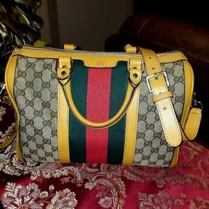 Gucci women Bag. Authentic Vintage with Strap